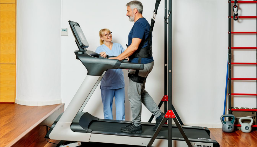 Fisioterapia para esclerosis múltiple en Jaén: rehabilitación de la marcha con tecnología avanzada.
