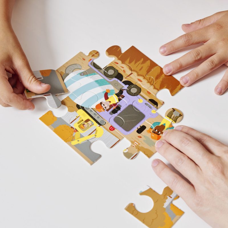 niño y terapeuta haciendo un puzzle