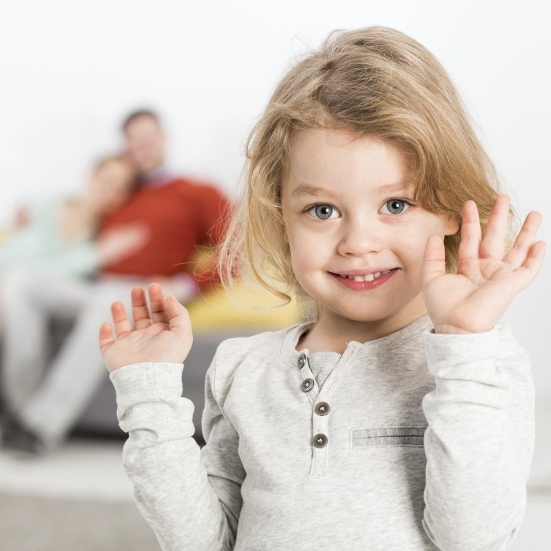 niña feliz con padres