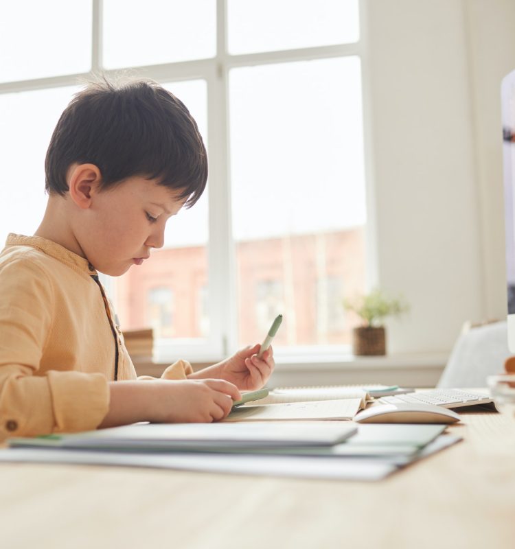 niño leyendo y estudiando en su habitacion