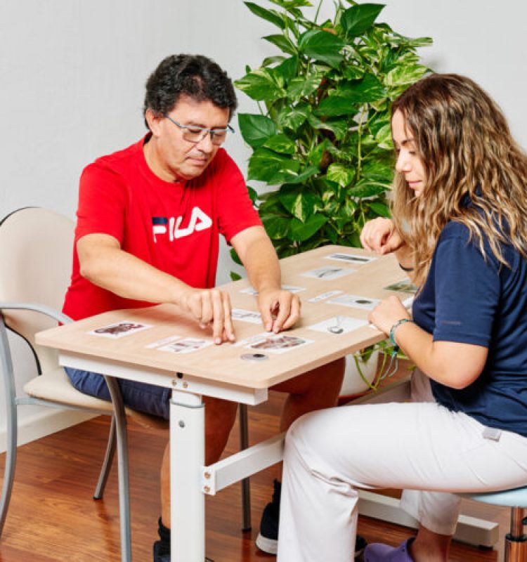 Neurologopeda realizando un ejercicios de afasia en Jaén.