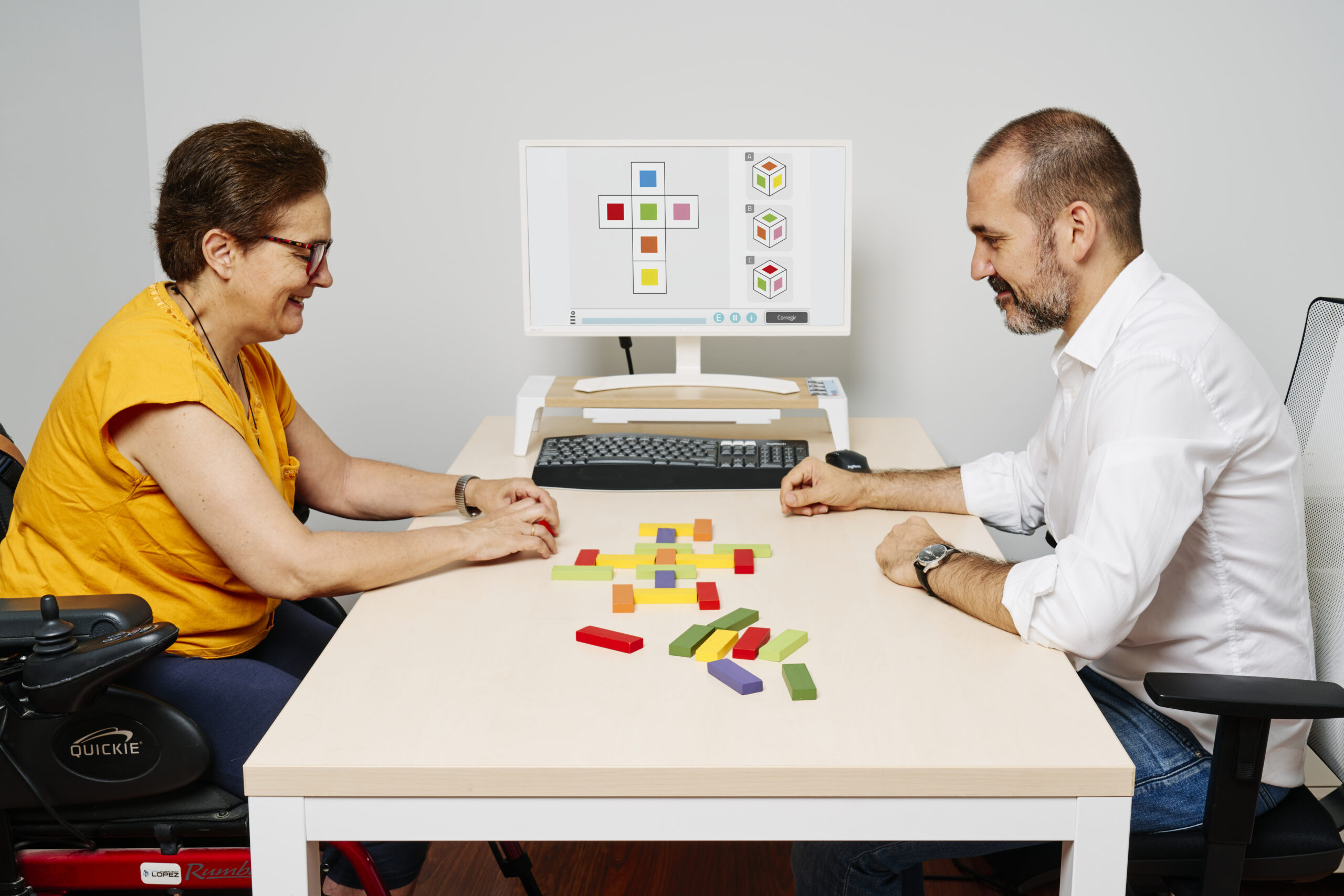 Sesión de estimulación cognitiva con apoyo visual, adaptada al ritmo y capacidades de la persona