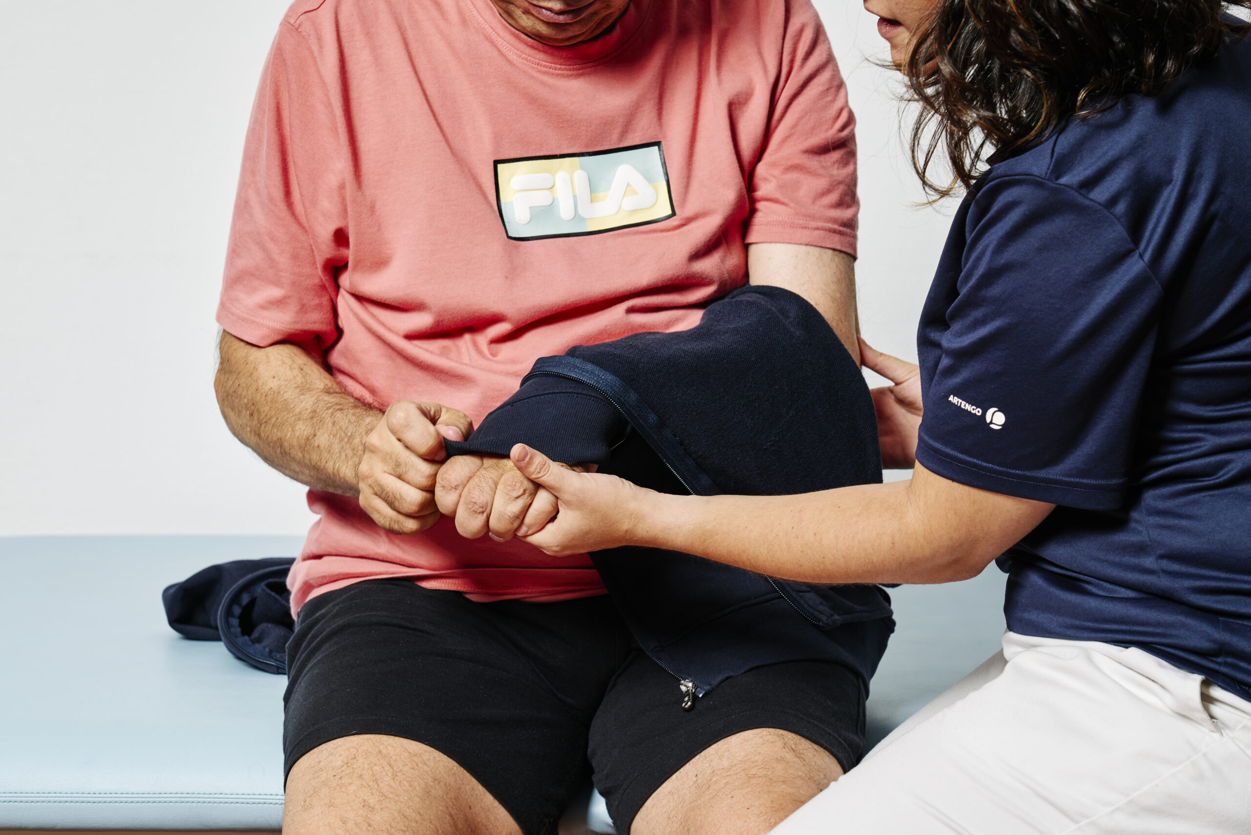 Sesión de fisioterapia neurológica para traumatismo craneoencefálico en Neurobase Jaén.