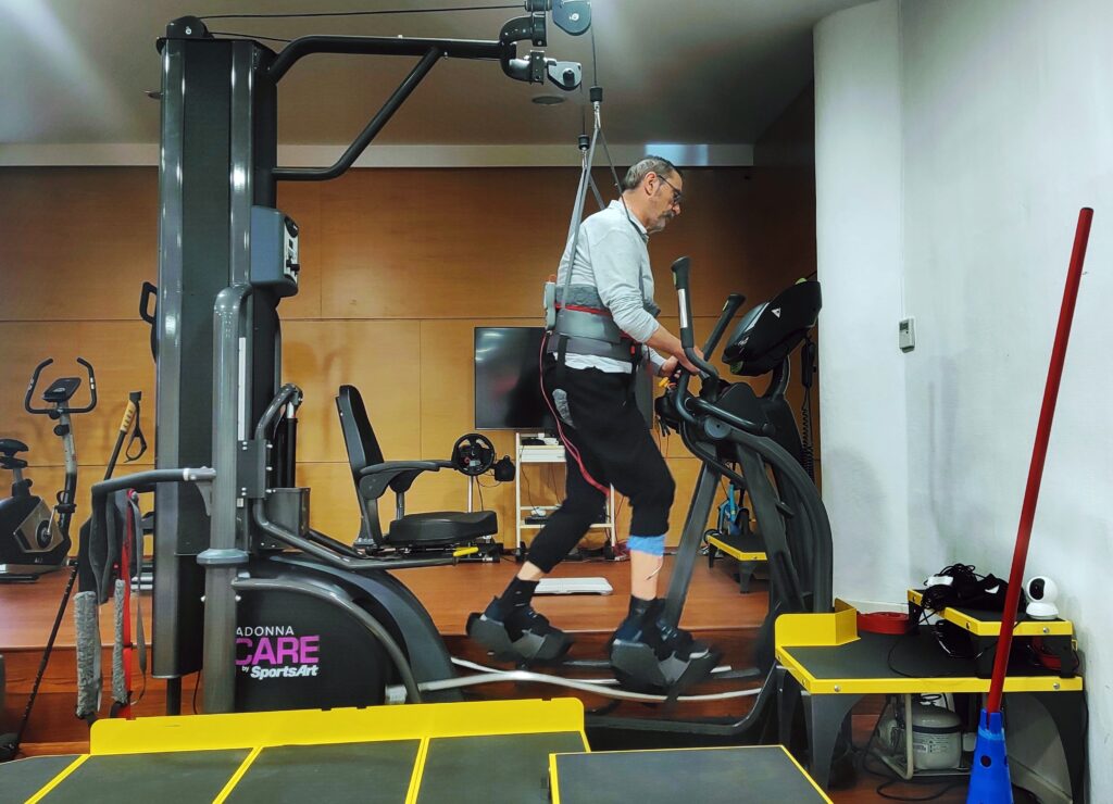 Paciente realizando reentrenamiento de la marcha con sistema ICARE en fisioterapia neurológica tras ictus en Jaén